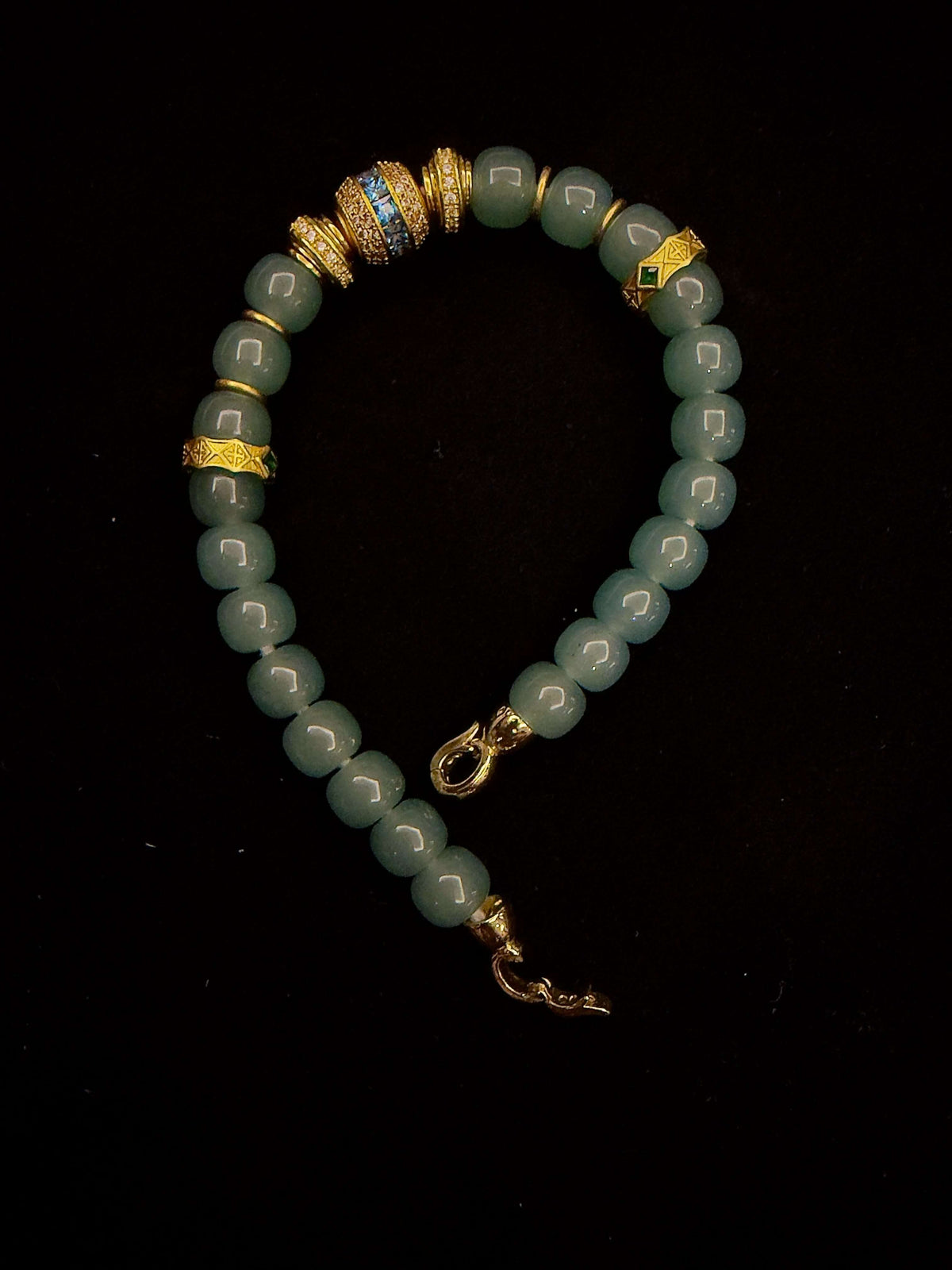 Lake Light on the Wrist: When Blue Jade Meets Gilded Gold, Wear Eastern Elegance into Everyday Life